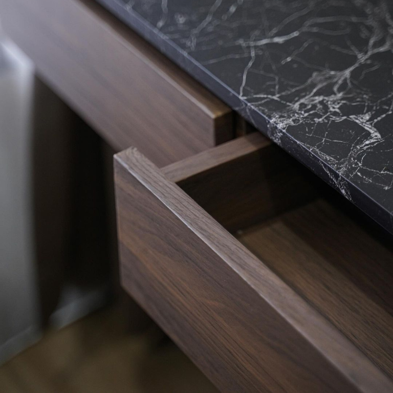 Kertasive vs HPL pelapis furnitur laci interior modern di Bali