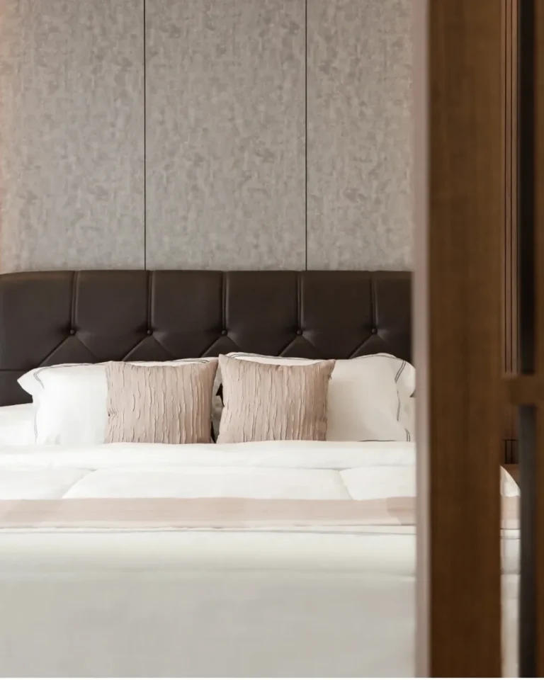 KERTASIVE® menghadirkan suasana elegan dan eksklusif di kamar tidur Anda. Pesona motif concrete (2)