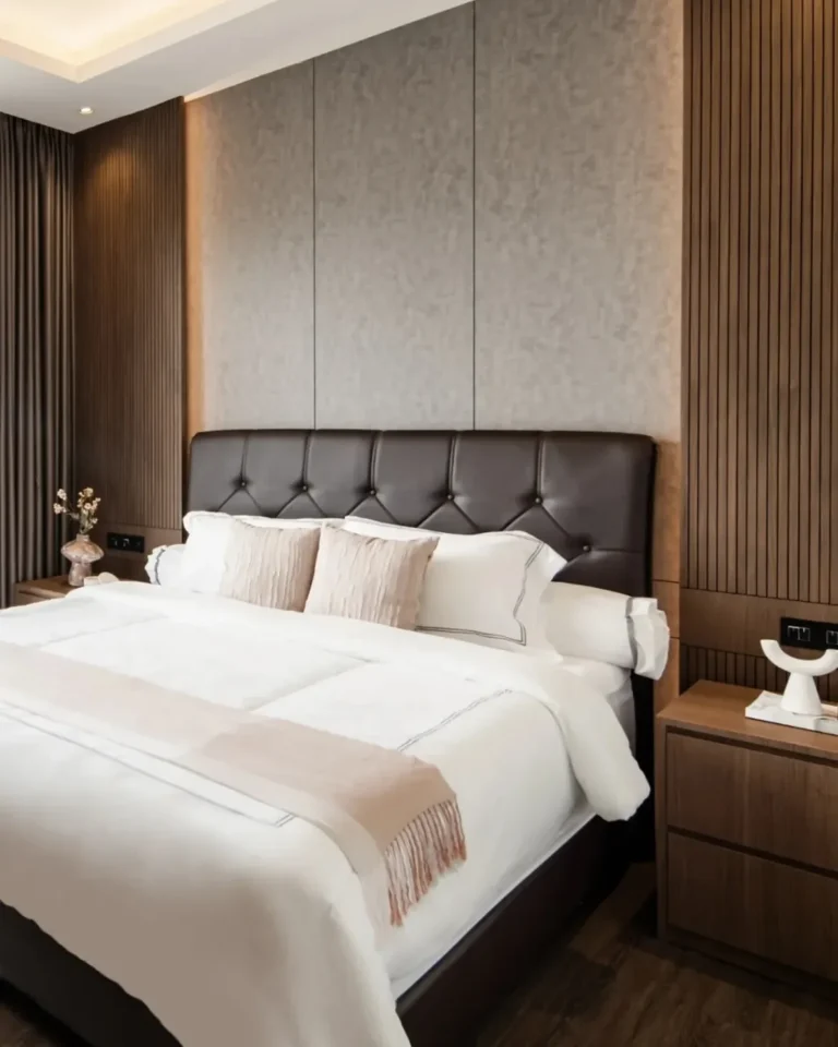 KERTASIVE® menghadirkan suasana elegan dan eksklusif di kamar tidur Anda. Pesona motif concrete